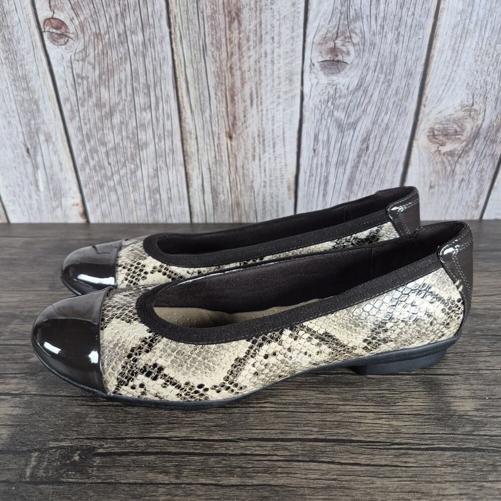 Clarks Sara Orchid Women's Ballet Flats Cap Toe Snake Print Brown Patent Sz 8.5M